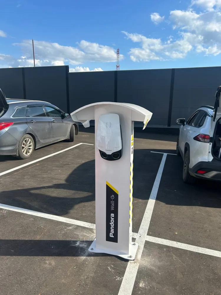 Зарядная станция Pandora Wall-E DUO на стойке на открытой парковке